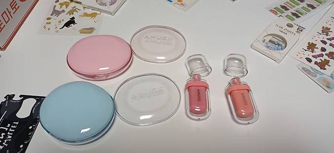 쿠션과 틴트를 꾸미기 위해서는 각 제품에 씌워진 투명한 커버를 제품과 분리해야 한다. 분리법은 유튜브나 인스타그램 등을 참고하면 된다. ⓒ데일리안 남가희 기자
