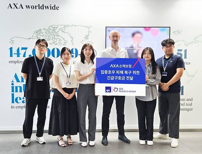 AXA손해보험이 최근 전국 각지에서 발생한 집중호우로 큰 피해를 입은 지역 사회의 복구를 돕기 위해 희망브리지 전국재해구호협회에 긴급 구호금을 지원했다.ⓒAXA손해보험