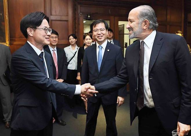 김정관(왼쪽) 산업통상자원부 장관이 24일(현지 시간) 미국 워싱턴 D.C. 상무부 회의실에서 하워드 러트닉(Howard Lutnick) 상무부 장관과 악수를 하고 있다.ⓒ산업통상자원부