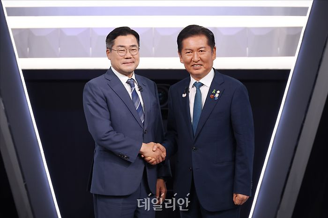 정청래(오른쪽)·박찬대 더불어민주당 당대표 후보가 지난 27일 여의도 KBS에서 열린 민주당 당대표 후보자 토론회에서 기념 촬영을 하고 있다. ⓒ데일리안 홍금표 기자