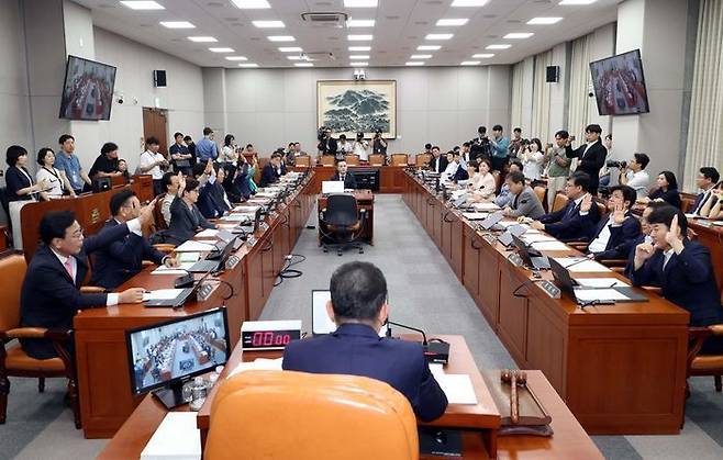 29일 오전 열린 국회 운영위원회 전체회의에서 국회 윤리특별위원회 구성과 관련해 거수투표를 진행하고 있다. 여야 각 6명으로 수정하는 안건은 재적 25명 중 찬성 6명, 반대 15명, 기권 4명에 따라 부결됐다. ⓒ뉴시스