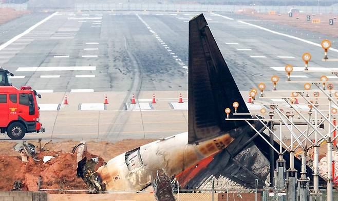 2024년 12월 30일 전남 무안국제공항 활주로에 전날 발생한 제주항공 참사 여객기의 잔해와 동체 착륙의 흔적이 남아 있다. 2024.12.30. 뉴시스
