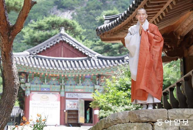 인도 출신으로 경기도 양주시 회암사 주지로 있는 인공 스님이 28일 본보와 인터뷰를 하고 있다.  인공 스님은 조계종 역사에서 첫 외국인 주지 스님이다. 변영욱 기자 cut@donga.com
