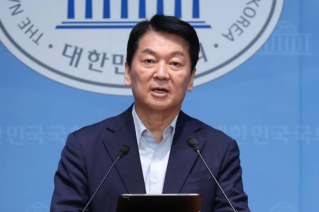 국민의힘 당대표 출마를 선언한 안철수 의원이 28일 오전 서울 여의도 국회 소통관에서 국민의힘 혁신안 관련 기자회견을 하고 있다. 뉴스1
