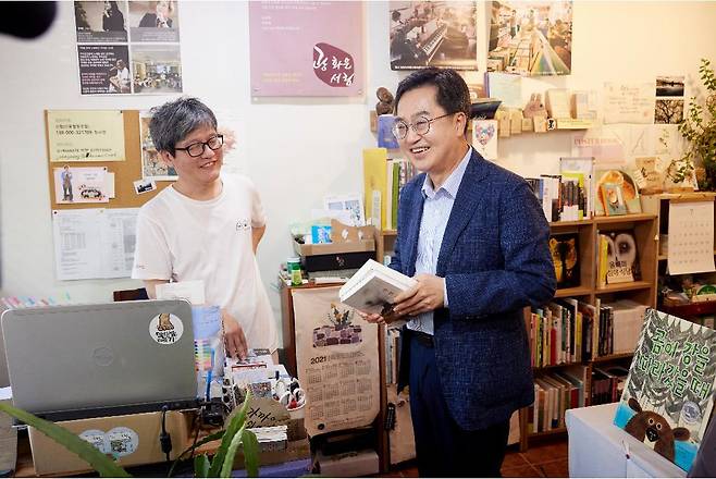 김동연 경기도지사가 29일 오후 수원시 장안구 광화문서림 서점에서 정시영 대표와 대화를 나누고 있다. 경기도 제공