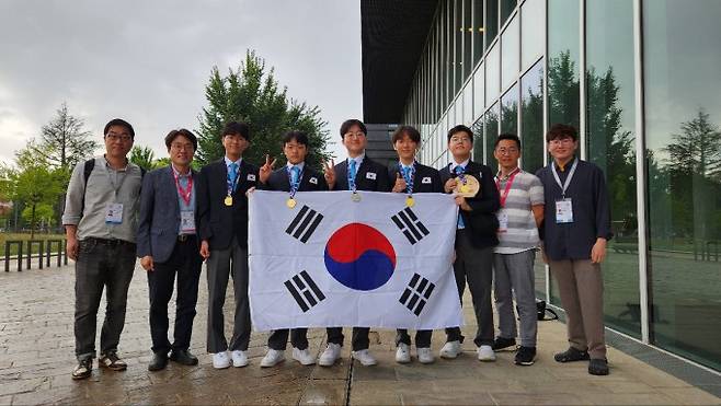 왼쪽부터 장준호 서울대 교수, 신용일 단장, 이연호(서울과학고2)·한지형(서울과학고3)·장근영(서울과학고3)·최정민(경기과학고3)·이혁준(서울과학고3) 학생, 김근영 부단장, 박문집 한양대 교수. 과학기술정보통신부 제공