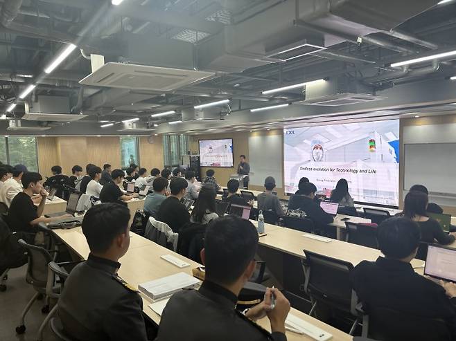 포스텍 반도체공학과 학생들이 반도체산업경영세미나 수업을 수강하고 있다. 포스텍 제공