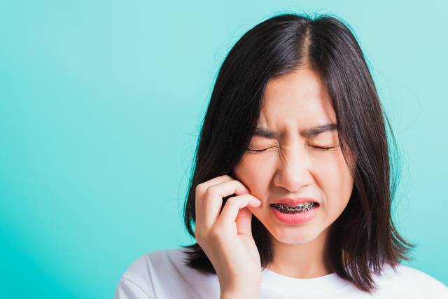 턱 통증으로 병원을 찾는 2030 환자가 늘고 있다. 전문가들은 반복되는 통증이나 움직임의 불편감이 있다면 생활습관 점검이 필요하다고 조언했다. 사진 아이클릭아트.