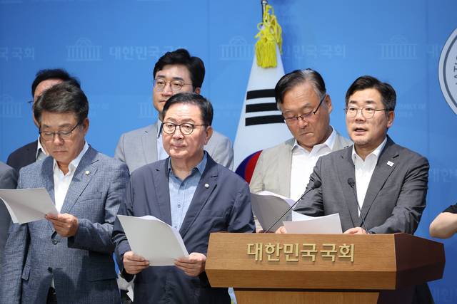 더불어민주당 대표 선거에 출마한 박찬대 의원이 29일 국회 소통관에서 현안 관련 기자회견을 하고 있다. [연합뉴스]