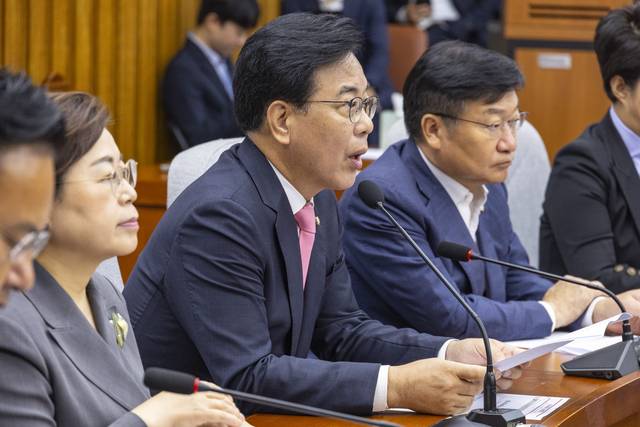 송언석(가운데) 국민의힘 비상대책위원장 겸 원내대표가 29일 국회 본청에서 열린 당 원내대책회의에서 발언하고 있다.<연합뉴스>