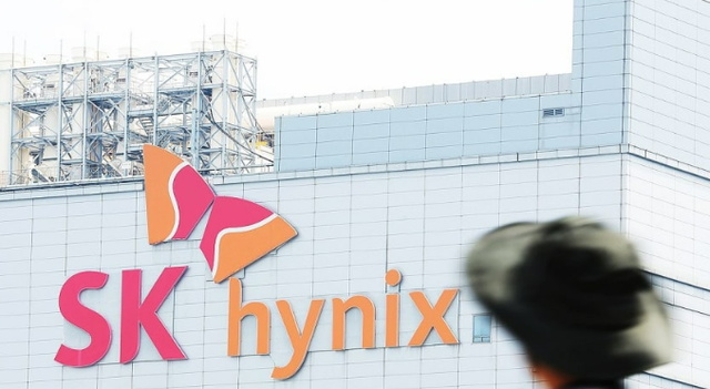 올해 엔비디아가 출하하는 하이앤드 GPU의 80% 이상이 ‘블랙웰’ 시리즈일 것이라는 관측이 나오면서 주요 납품사인 SK하이닉스의 하반기 실적에도 청신호가 켜졌다. 연합뉴스