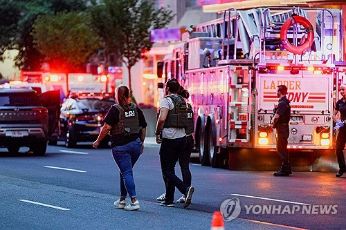 미국 뉴욕 맨해튼 중심가의 한 고층 빌딩에서 28일(현지시간) 한 남성이 총기를 난사한 사고가 발생했다. 미 연방수사국(FBI) 요원들이 사건이 발생한 빌딩 주변에 배치된 모습. [로이터=연합뉴스]