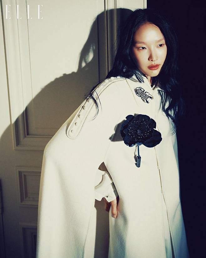 화이트 케이프 코트와 셔츠, 팬츠는 모두 Elie Saab.