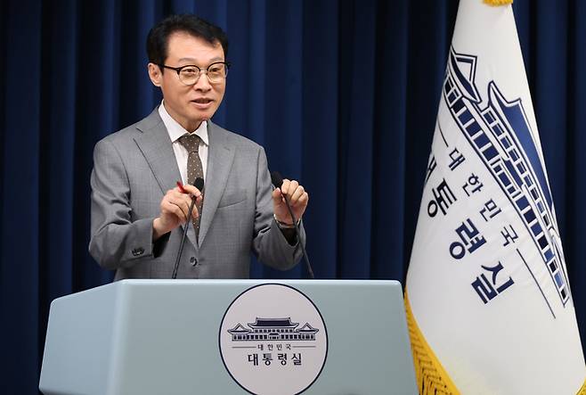 이규연 홍보소통수석 브리핑     (서울=연합뉴스) 한상균 기자 = 이규연 홍보소통수석이 29일 용산 대통령실 기자회견장에서 국무회의 관련 브리핑을 하고 있다. 2025.7.29     xyz@yna.co.kr (끝)