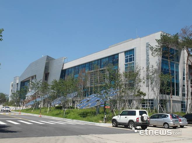구미전자정보기술원의 모바일융합기술센터 전경