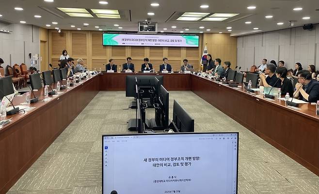 더불어민주당 이훈기 의원(더불어민주당 방송·콘텐츠특별위원회 위원장)과 미디어 3학회(한국언론학회·한국방송학회·한국언론정보학회)가 '새 정부의 미디어 정부조직 개편 방향: 대안의 비교, 검토 및 평가' 정책세미나를 29일 개최했다.