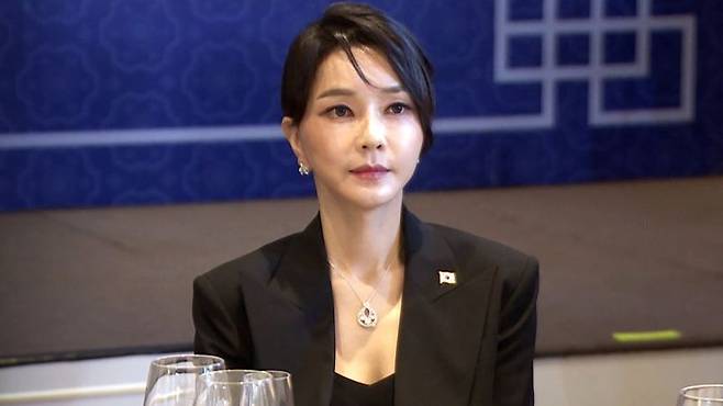 김건희 여사가 나토 정상회의 참석 때 ‘반클리프앤아펠 목걸이'를 착용하고 있는 모습. 연합뉴스