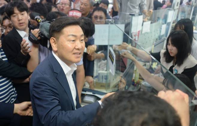 김관영 전북특별자치도지사가 지난 21일 완주군 삼례읍 행정복지센터를 방문해 전입신고를 하기 위해 순서를 기다리고 있다. 뉴시스