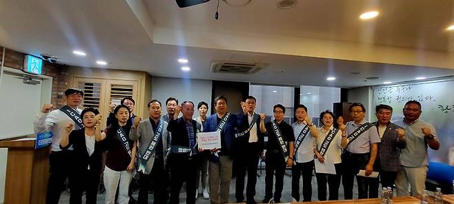 목동 재건축 연합회 위원장들과 황희 의원이 28일 ICAO 고도제한 개정안에 반대하는 공동 성명서를 발표하고 있다. 목재련 제공