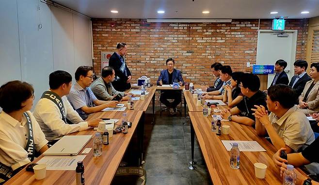 목동 재건축 연합회 위원장들과 황희 의원이 28일 ICAO 고도제한 개정안의 영향에 대해 논의하고 있다. 목재련 제공