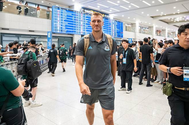 사진으로 보는 뉴캐슬 입국 현장. 쿠팡플레이 제공