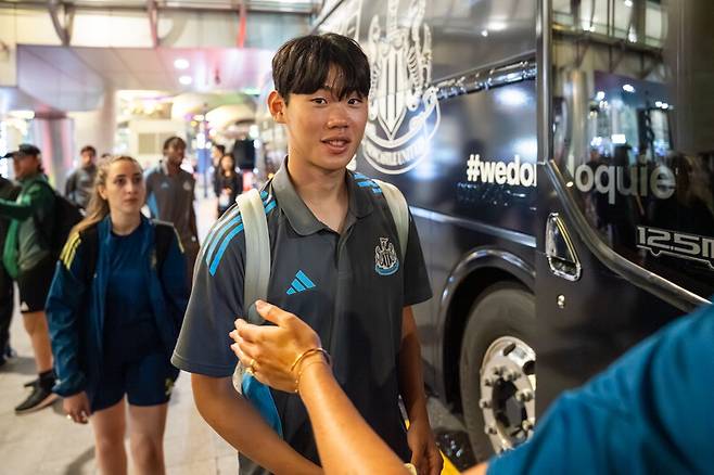 사진으로 보는 뉴캐슬 입국 현장. 쿠팡플레이 제공