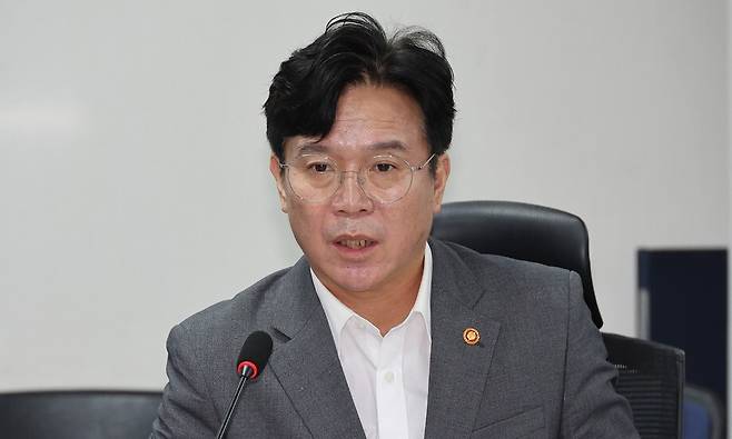 지난 28일 서울 여의도 국회 의원회관에서 열린 국회 환경노동위원회 실무당정협의회에서 김영훈 고용노동부 장관이 발언하고 있다. 연합뉴스