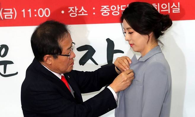 홍준표 전 대구시장이 지난 2018년 자유한국당(국민의힘) 대표였을 당시 영입한 배현진 의원의 입당을 환영해주는 모습. 강창광 기자 chang@hani.co.kr