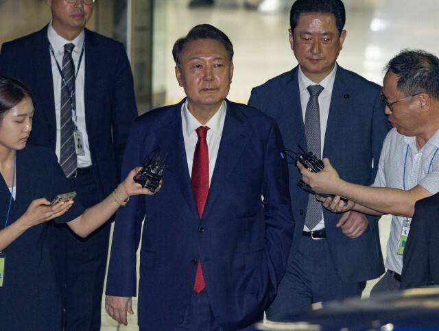 지난 9일 서울중앙지법에서 영장실질심사를 마친 윤석열 전 대통령이 법원을 빠져나오고 있다. 사진공동취재단