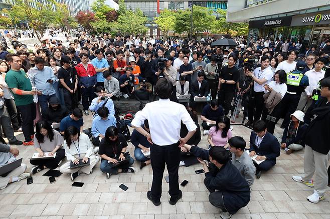 2025년 5월29일 경기 성남시 분당구 판교테크노벨리에서 유세 중인 이준석 개혁신당 대통령 후보를 시민들이 지켜보고 있다. 한겨레 김영원 기자 forever@hani.co.kr