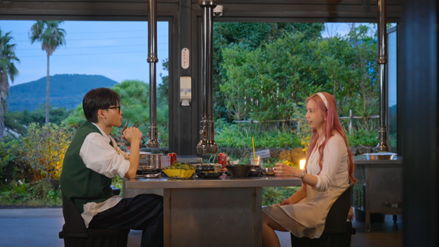 넷플릭스 연애 리얼리티 예능 프로그램 '모태솔로지만 연애는 하고 싶어'에서 두 출연자가 데이트 중 대화하고 있다. 넷플릭스 제공