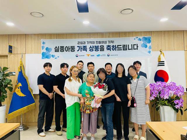 이모 집에 가려고 버스를 탄 뒤 실종됐던 딸(앞줄 가운데)과 54년 만에 상봉한 친모(앞줄 왼쪽 두 번째)가 함께 꽃다발을 들고 포즈를 취하고 있다. 서울경찰청 형사기동대 제공