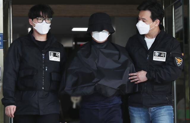 특정범죄가중처벌법상 보복살인 혐의를 받는 홍모씨가 지난해 5월 16일 부산 연제구 연제경찰서에서 검찰로 송치되고 있다. 부산=뉴스1