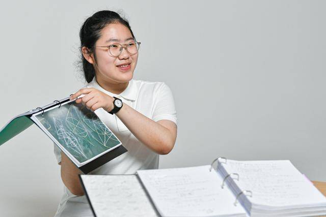 최근 호주에서 열린 제66회 국제수학올림피아드(IMO)에 참가해 금메달을 받은 윤혜원양이 28일 서울 중구 한국일보를 찾아 대회를 준비할 때 연습했던 수학 문제에 대해 설명하고 있다. 남동균 인턴기자
