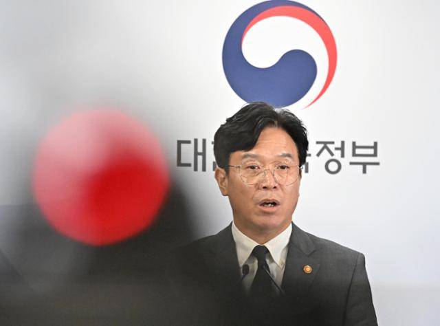 김영훈 고용노동부 장관이 29일 정부서울청사에서 노동조합 및 노동관계조정법 개정안(노란봉투법) 관련 브리핑을 하고 있다. 홍인기 기자