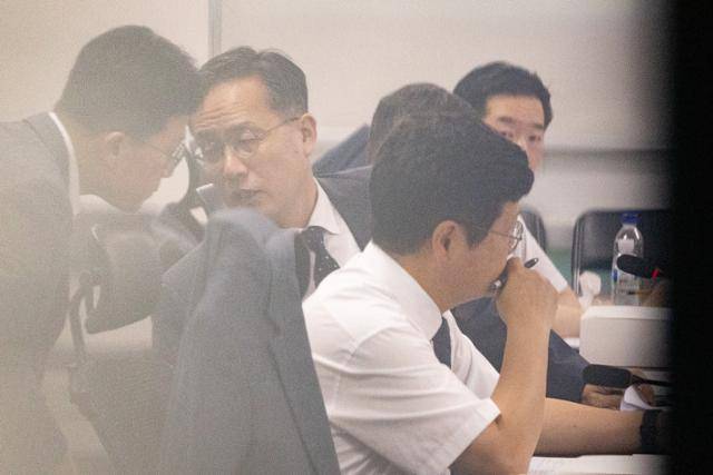 이형일 기획재정부 1차관이 29일 서울 여의도 국회 의원회관에서 열린 세제개편안 논의를 위한 당정협의에 참석해 직원과 대화하고 있다. 뉴스1