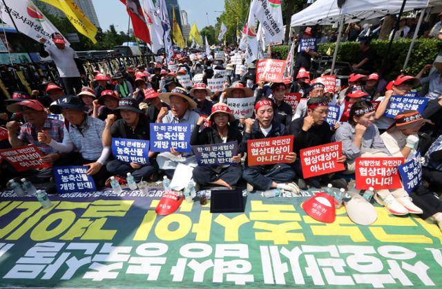28일 서울 용산구 대통령실 인근에서 열린 한-미 상호관세 협상 농축산물 개방 반대 전국농축산인 결의대회에서 한국농축산연합회와 한국종합농업단체협의회, 축산관련단체협의회, 농민의 길 등 농민단체 소속 단체장들과 농민들이 구호를 외치고 있다. 뉴시스