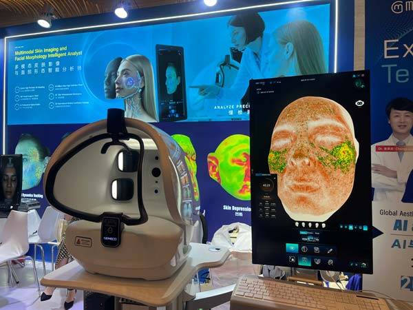 ‘IMCAS 2025’​​ ​전시 내 중국의 한 피부 진단기기 업체 부스​. 즉석에서 피부 사진을 찍어 분석이 가능하다./사진=신소영 기자