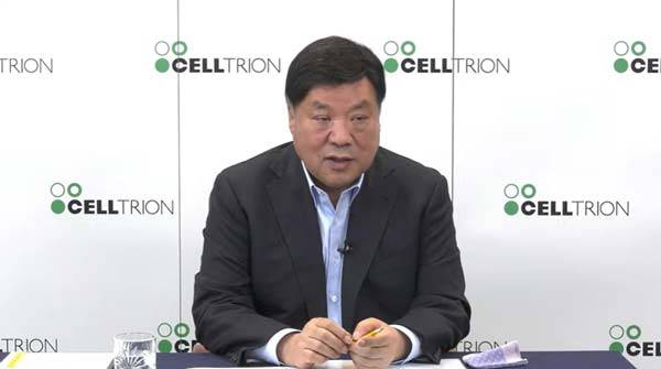 셀트리온그룹 서정진 회장이 29일 진행된 온라인 기자간담회에서 미국 공장 인수 계획에 대해 설명하고 있다. / 기자간담회 영상 캡처