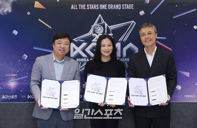 2025 KGMA 계약 체결식이 28일 오전 서울 중구 순화동 KG타워 13층 대회의실에서 열렸다. 송장헌 크리에이터링 대표, 곽혜은 이데일리M 대표, 최성필 디오디 대표가 기념 촬영을 하고 있다. 서병수 기자 qudtn@edaily.co.kr /2025.07.28/