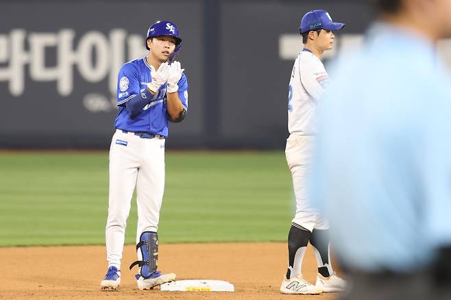 안타 후 모기업 스마트폰 세리머니를 하는 양도근. 삼성 제공