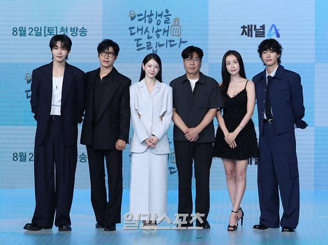 배우 김재영, 유준상, 공승연, 강솔 감독, 홍수현, 오현준이 29일 오후 서울 마포구 쇼킹케이팝센터에서 열린 채널A 토일드라마 '여행을 대신해 드립니다' 제작발표회에 참석해 포토타임을 갖고 있다. '여행을 대신해 드립니다'는 인생에서 한 번도 센터였던 적 없는 아이돌 출신 여행 리포터가 의뢰받은 여행들을 대신해 주며 진정한 성공과 삶의 의미를 깨달아 가는 과정을 그린 본격 힐링 트립 감성 드라마. 오는 8월 2일 밤 9시 20분 첫 방송. 서병수 기자 qudtn@edaily.co.kr /2025.07.29/