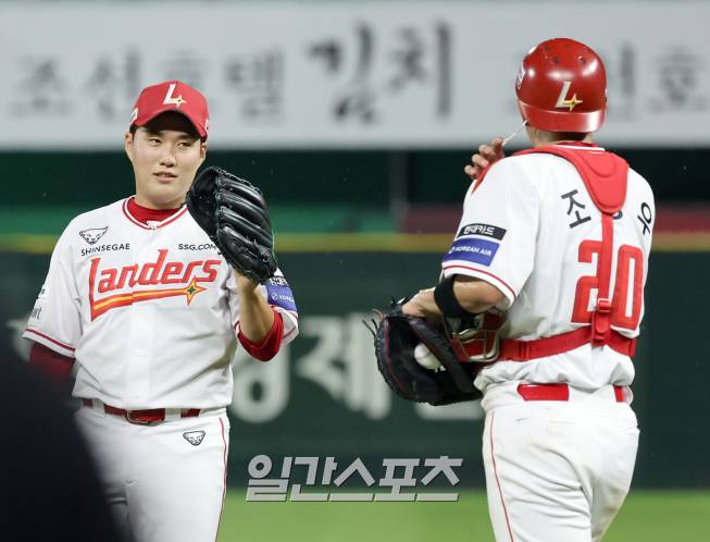 8일 오후 인천 SSG 랜더스필드에서 열린 2025 프로야구 KT 와 SSG경기. 경기 종료 후 투수 최민준과 포수 조형우가 하이파이브를 하고 있다. 인천=정시종 기자 /2025.07.08.