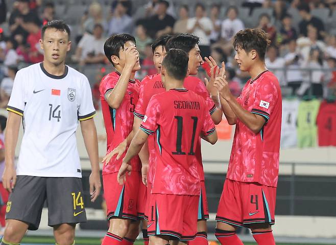 <yonhap photo-4471=""> 기뻐하는 김주성 (용인=연합뉴스) 홍기원 기자 = 7일 경기도 용인미르스타디움에서 열린 2025년 동아시아축구연맹(EAFF) E-1 챔피언십(동아시안컵) 남자부 1차전 한국과 중국의 경기. 골을 넣은 한국 김주성이 동료들과 함께 기뻐하고 있다. 2025.7.7 xanadu@yna.co.kr/2025-07-07 21:21:52/ <저작권자 ⓒ 1980-2025 ㈜연합뉴스. 무단 전재 재배포 금지, AI 학습 및 활용 금지></yonhap>