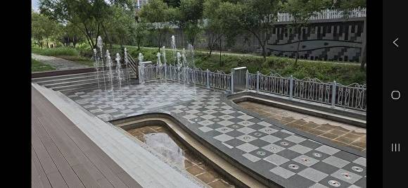 미제천 바닥 분수  [사진=군산시 ]