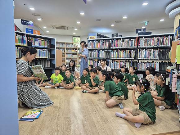 성남시 무지개도서관 ‘동화책 읽어주기’ 독서문화 프로그램. [사진=성남시]