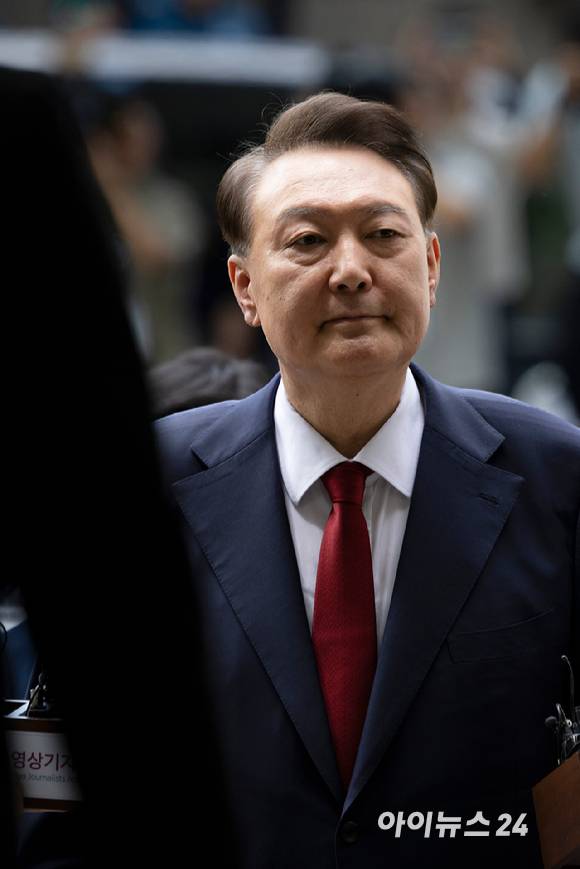 12·3 비상계엄과 관련해 특검의 수사를 받는 윤석열 전 대통령이 두 번째 구속 전 피의자 심문(영장실질심사)을 받기 위해 지난 9일 오후 서울 서초구 중앙지법으로 출석하고 있다. [사진=사진공동취재단]