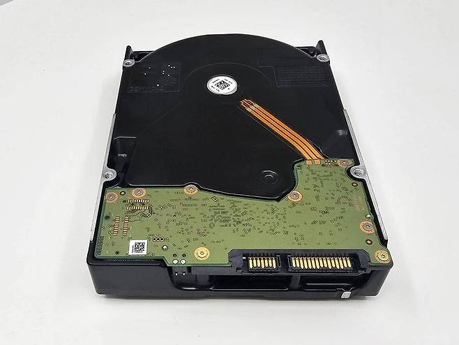 범용성이 높은 SATA(3.0, 6Gb/s) 규격 인터페이스, 3.5인치 규격 새시를 갖췄다 / 출처=IT동아