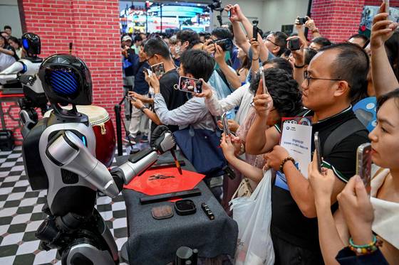 L'image montre un robot humanoïde avec calligraphie. [AFP=연합뉴스]