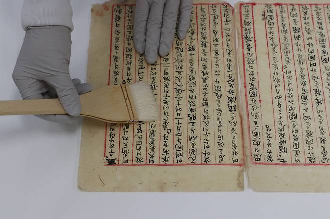 표면 오염물을 제거하는 모습. 사진 국립문화유산연구원
